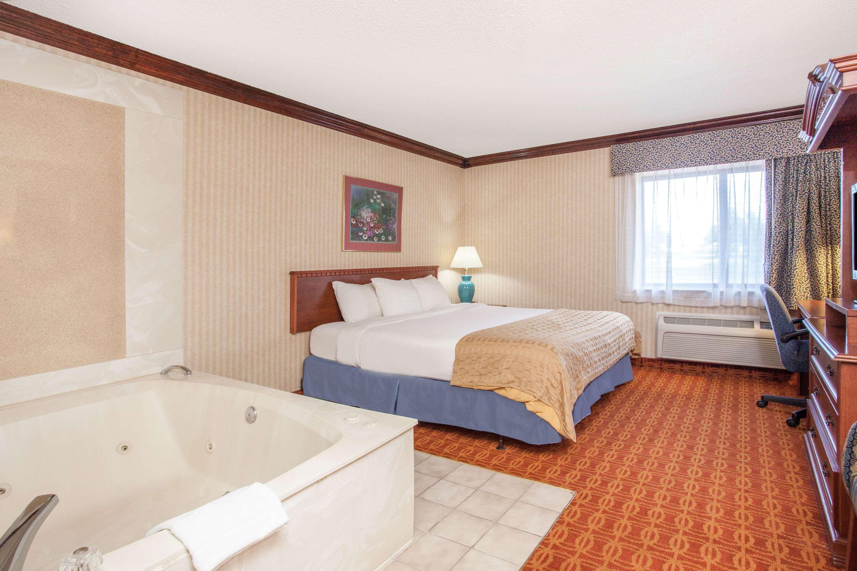 Baymont By Wyndham Detroit/Розвілл Екстер'єр фото